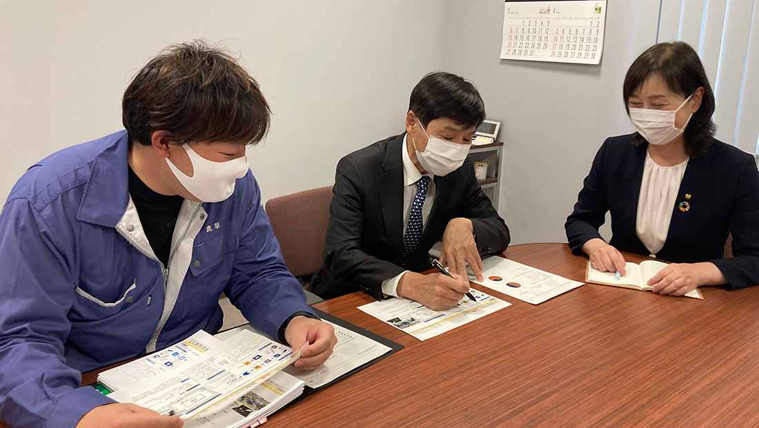 株式会社泉製作所 代表取締役社長 泉 夏樹 氏 + 鳴門北工場 技術開発課 主任 鹿草 涼 氏 × 阿波銀行 鳴門東支店 支店長 鍬田 まゆみ氏