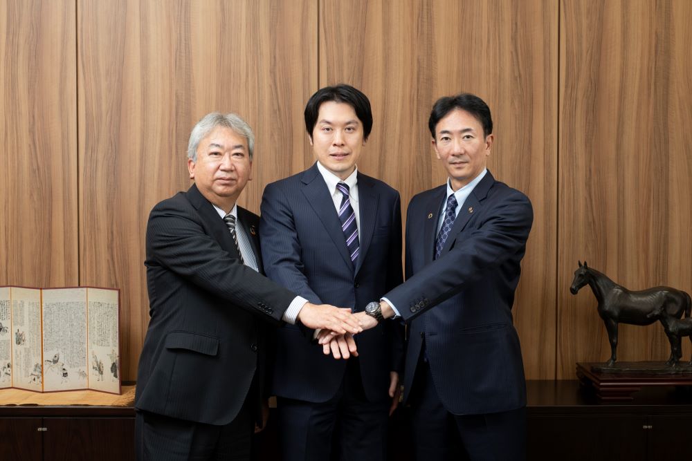 右：株式会社山形銀行 代表取締役専務 三浦 新一郎 様 左：株式会社山形銀行 常務取締役 菅 友和 様 中：リンカーズ株式会社 代表取締役社長 前田 佳宏