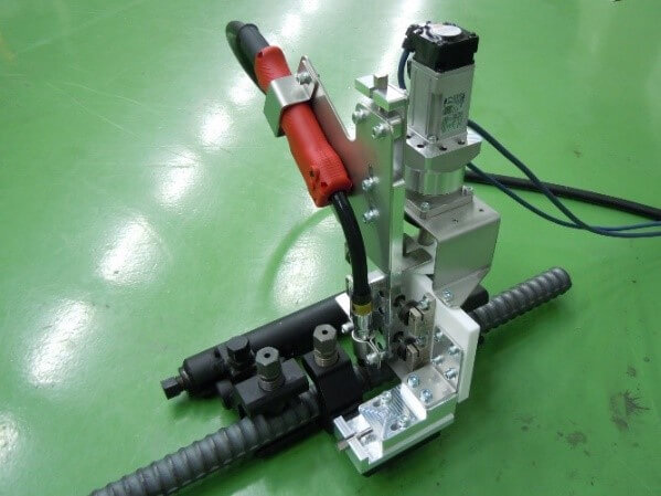 鉄筋自動溶接機　試作機